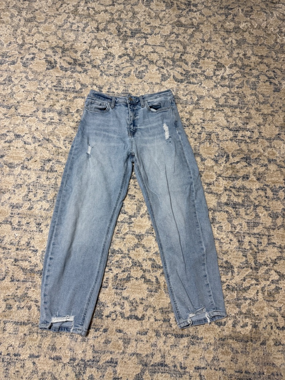 Relaxed Light Blue Boyfriend Jeans — Casual Distressed Style